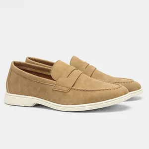 Vista dettagliata di mocassini da uomo in pelle scamosciata beige con suola bianca