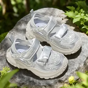 Sandali sportivi in rete traspirante argento per bambine con pelle morbida e velcro