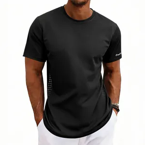 Detalle de camiseta deportiva negra de secado rápido con paneles laterales de malla