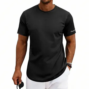 Detalle de una camiseta deportiva negra de secado rápido para hombre con tela de malla