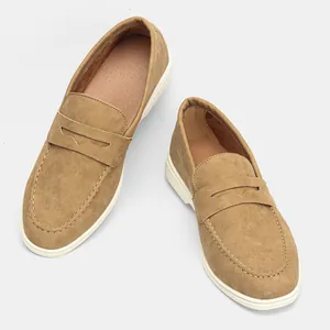 Vista dall'alto di mocassini da uomo in pelle scamosciata beige con suole bianche