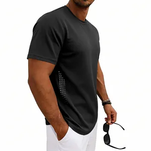 Vista detallada de la camiseta deportiva negra con perforaciones laterales transpirables.