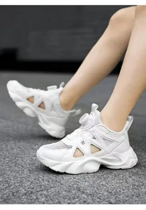 Chaussures de sport blanches en maille pour garçons avec système de laçage à cadran rotatif