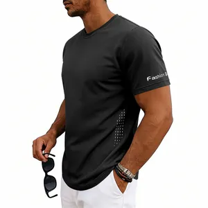 Detalle del tejido transpirable de secado rápido en camiseta deportiva negra