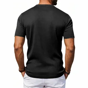 Vista posterior detallada de la camiseta deportiva negra transpirable para hombre