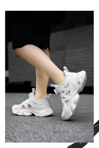 Gros plan de baskets blanches en mesh respirant pour garçons avec design d'été ajouré.