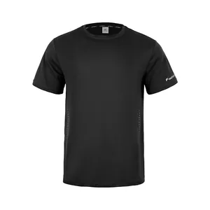 Vista frontal de camiseta deportiva negra para hombre con malla transpirable y cuello
