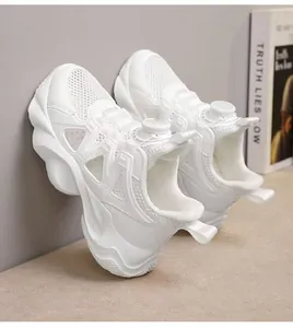Vue latérale de baskets en mesh blanc respirant pour garçons avec boucle rotative