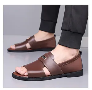 Detailansicht atmungsaktiver brauner Herren-Ledersandalen mit stilvollem Metallakzent