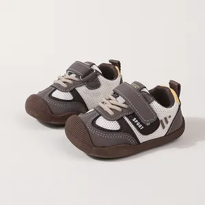 Chaussures de marche respirantes en maille pour bébés avec semelle souple en marron