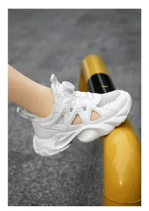 Vue détaillée de la chaussure de course en maille respirante pour garçons blanche avec boucle