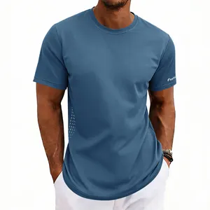 Detalle de camiseta deportiva azul transpirable para hombre con cuello redondo y manga corta