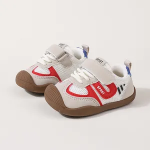 Chaussures de marche pour bébé en maille respirante avec semelles souples en rouge et blanc.
