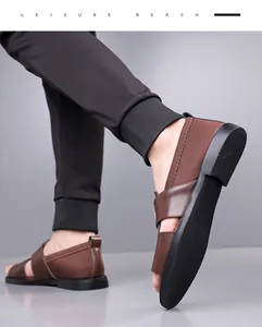 Detailansicht der braunen Herren-Römersandalen aus Leder mit robuster Gummisohle.