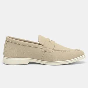 Profilo laterale dettagliato di un classico mocassino da uomo in pelle scamosciata beige