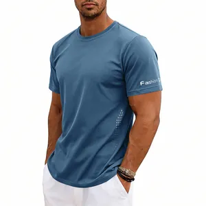 Primer plano de una camiseta deportiva azul para hombre con malla transpirable