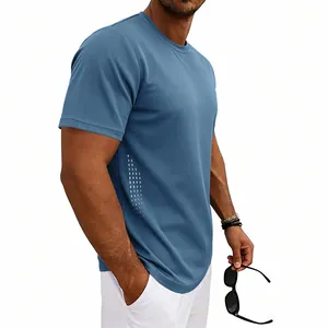 Detalle de una camiseta deportiva azul para hombre con patrón de puntos lateral