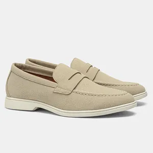Vista laterale dettagliata di mocassini da uomo in pelle scamosciata beige con suola bianca