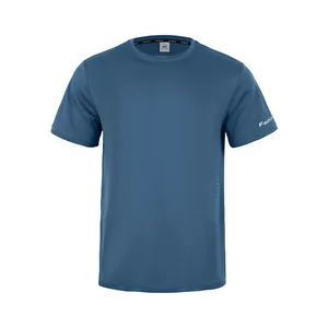 Detalle de camiseta deportiva azul que muestra tejido transpirable y etiqueta de talla 4XL