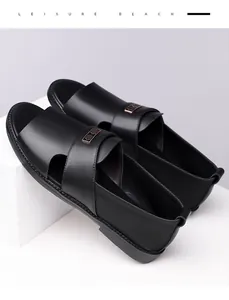 Detailansicht der schwarzen römischen Ledersandalen für Herren mit Metallschnalle