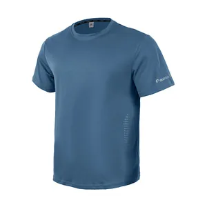 Detalle de una camiseta deportiva azul para hombre con textura de malla transpirable