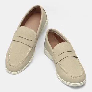 Mocassini classici in pelle scamosciata beige da uomo con design slip-on e cuciture moc-toe.