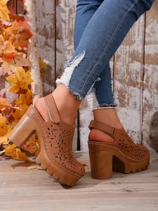 Mules vintage con tacco largo e plateau in pelle marrone con design traforato
