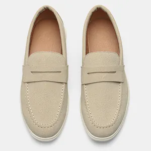 Vista dall'alto di eleganti mocassini da uomo in pelle scamosciata beige con cuciture