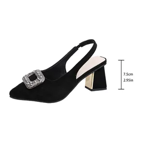 Détail des escarpins slingback en daim noir avec boucle en strass et talon de 7,5 cm de haut