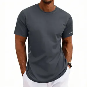 Primer plano de una camiseta deportiva gris oscuro para hombre, traspirable y cuello redondo