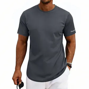 Primer plano de camiseta deportiva de secado rápido para hombre con detalles de ventilación.