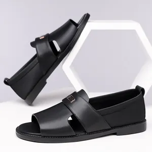 Herren-Sandalen aus schwarzem weichem Leder im römischen Stil für Sommer und Strand.