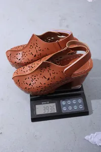 Misurazione dettagliata del peso delle mule vintage marroni con tacco grosso (393g)