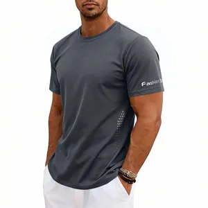 Detalle de la camiseta deportiva para hombre gris oscuro de secado rápido con logo