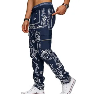 Detailansicht der blauen Paisley-Cargohose für Herren mit Seitentaschen im Hip-Hop-Street-Style.