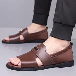 Braune römische Freizeitsandalen für Herren mit weicher, rutschfester Sohle für den Sommer.