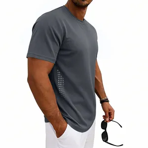 Detalle del tejido de la camiseta deportiva gris de secado rápido y diseño transpirable