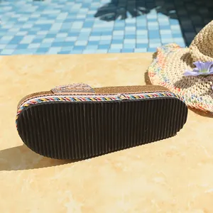Detalle de sandalia con plataforma para mujer con suela antideslizante y ribete trenzado.