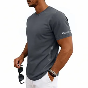 Detalle de camiseta deportiva gris oscuro para hombre en modelo con estampado manga
