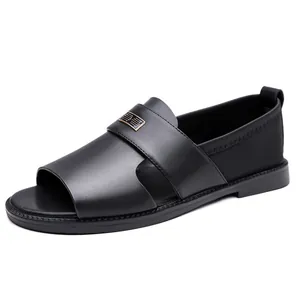 Schwarze Herren-Römersandalen aus weichem Kunstleder mit dekorativer Metallschnalle