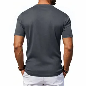 Detalle de la vista posterior de una camiseta deportiva gris oscuro de secado rápido para hombre.