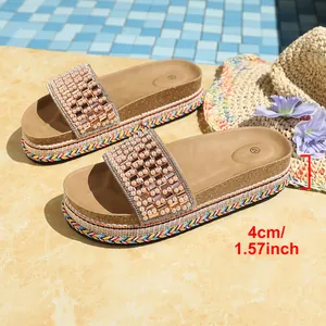 Detalle de sandalias de plataforma con pedrería, perlas y tacón de 4 cm