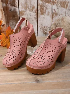 Dettaglio sabot rosa con tacco largo, plateau retrò e design traforato elegante