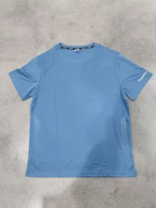 Vista detallada de la camiseta deportiva azul para hombre con textura de malla transpirable.