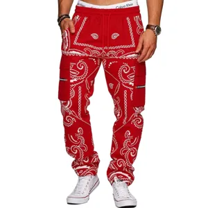 Detailansicht der roten Paisley-Cargo-Hose für Herren im Hip-Hop-Streetwear-Stil