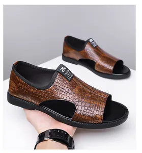 Detailopname van bruine herensandalen met krokodillenprint en zachte, comfortabele zool
