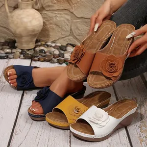 Detailansicht bequemer Keilsandalen mit Blumenakzenten in verschiedenen Farben
