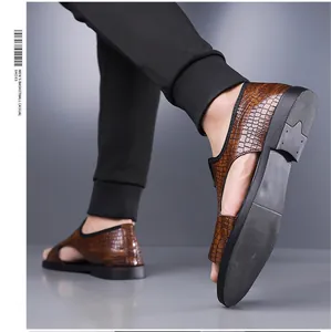 Detailweergave van bruine krokodillentextuur en antislipzool van deze herensandalen