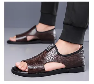 Gedetailleerd overzicht van bruine herensandalen met krokodillenprint en een zachte zool