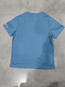Vista trasera de una camiseta deportiva azul de secado rápido con estampado en la manga
